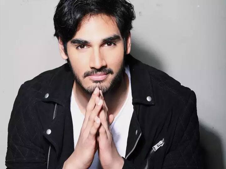 अथिया शेट्टी के भाई अहान शेट्टी मिलन लुथरिया की आने वाली फिल्म 'तड़प' से बॉलीवुड में डेब्यू करने जा रहे हैं, जो तेलुगु फिल्म 'आरएक्स 100' की रीमेक है. फिल्म में तारा सुतारिया भी हैं. ये भी बताया गया कि अहान ने अपनी अगली फिल्म साइन कर ली है और वो 'आशिकी 3' में दिखाई देंगे. इससे पहले अपने भाई के बारे में बात करते हुए, अथिया ने एक इंटरव्यू में बताया था कि, ‘अहान मुझसे छोटा है लेकिन मैं उसे बड़े भाई की तरह मानती हूं. मैं सच में उससे सलाह लेती हूं. वो बहुत शांत हैं और मैं उनकी इस बात की तारीफ करती हूं. मैं उससे बहुत कुछ सीखती हूं. वो सबसे मेहनती व्यक्ति हैं जिन्हें मैं जानती हूं.’