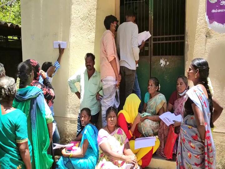 mayiladuthurai public waiting for the  aadhaar Center ‛வெயில் மண்டையை பிளக்குது...’ சீர்காழி ஆதார் மையத்தில் தவம் இருக்கும் மக்கள்!