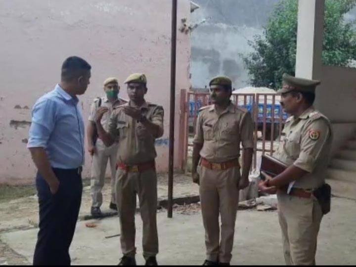 Criminals looted rifle and cartridges from police constable in Kasganj ANN यूपी: चोरी करने से रोकने पर पुलिस से भिड़े बदमाश, सिपाही की राइफल और कारतूस लेकर फरार