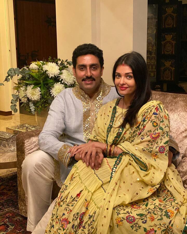 अभिनेता अभिषेक बच्चन एक बार अपनी बहन श्वेता नंदा के साथ कॉफी विद करण शो में पहुंचे थे जहां उन्होंने फैमिली ग्रुप को लेकर कई बातों का खुलासा किया था. उन्होने बताया कि अगर आप कोई मैसेज करते हैं तो अमिताभ बच्चन को उसके बारे में पहले फोन करके बताना होता है. जिसके बाद ही वो उसे रीड करते हैं. ऐश्वर्या राय इस मामले में सबसे एक्टिव हैं. वो किसी मैसेज का उत्तर देने में काफी टाइम लेती है. फैमिली ग्रुप के सबसे ज्यादा एक्टिव सदस्य श्वेता के बेटे अगस्त्य है, जो अक्सर अपनी मां के ऊपर जोक सुनाते रहते हैं. वहीं जया बच्चन अक्सर ज्ञान और संदेश वाले मैसेज भेजती हैं.