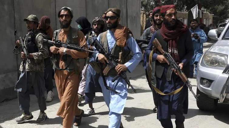 काबुल एयरपोर्ट पर 150 भारतीय सुरक्षित, तालिबानियों ने पासपोर्ट चेक करने के बाद छोड़ा 