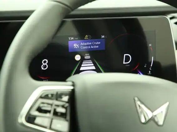 ਇਹ ਡਿਊਏਲ ਐਚਡੀ ਸਕ੍ਰੀਨਾਂ ਹਨ ਤੇ ਇਸ ਵਿੱਚ ਐਡਰੇਨੋਐਕਸ ਇਨਫੋਮੈਟਿਕ ਸ਼ਾਮਲ ਹੋਵੇਗੀ ਤੇ ਇਹ ਅਲੈਕਸਾ ਵੌਇਸ ਏਆਈ (AI) ਨਾਲ ਭਾਰਤ ਦੀ ਪਹਿਲੀ ਕਾਰ ਹੋਵੇਗੀ। ਸਿਰਫ ਅਲੈਕਸਾ ਨੂੰ ਪੁੱਛ ਕੇ, XUV700 ਗਾਹਕ ਵਿੰਡੋ ਤੇ ਕੈਬਿਨ ਦੇ ਤਾਪਮਾਨ ਸਮੇਤ ਕਾਰ ਦੇ ਹੋਰ ਕਾਰਜਾਂ ਨੂੰ ਕੰਟਰੋਲ ਕਰ ਸਕਣਗੇ।