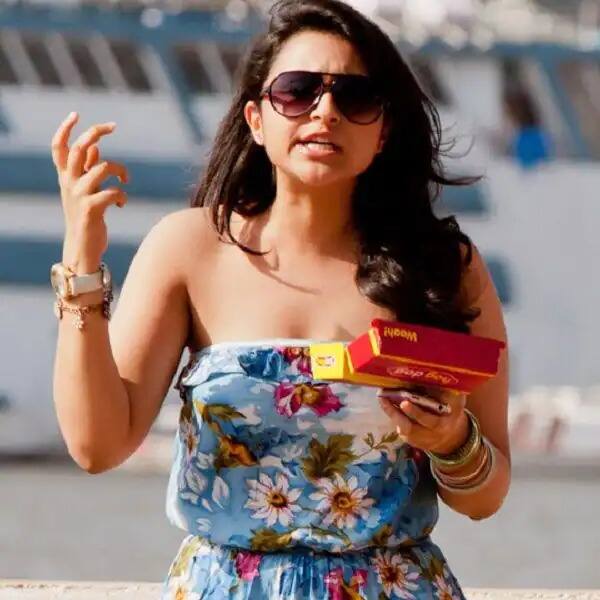 रणवीर सिंह और अनुष्का शर्मा के मुख्य किरदार निभाने के बावजूद परिणीति चोपड़ा ने फिल्म लेडीज़ वर्सेज रिकी बहल में अपने किरदार के लिए प्रशंसा हासिल की. उन्हें बेस्ट सपोर्टिंग एक्ट्रेस की श्रेणी में नॉमिनेट किया गया. उन्होंने फिल्मफेयर बेस्ट फीमेल डेब्यू का किताब भी अपने नाम किया.