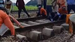 Uttar Pradesh: रेलवे विभाग की बड़ी लापरवाही, कुएं से उपर बना दी रेलवे पटरी | ABP Ganga Hindi