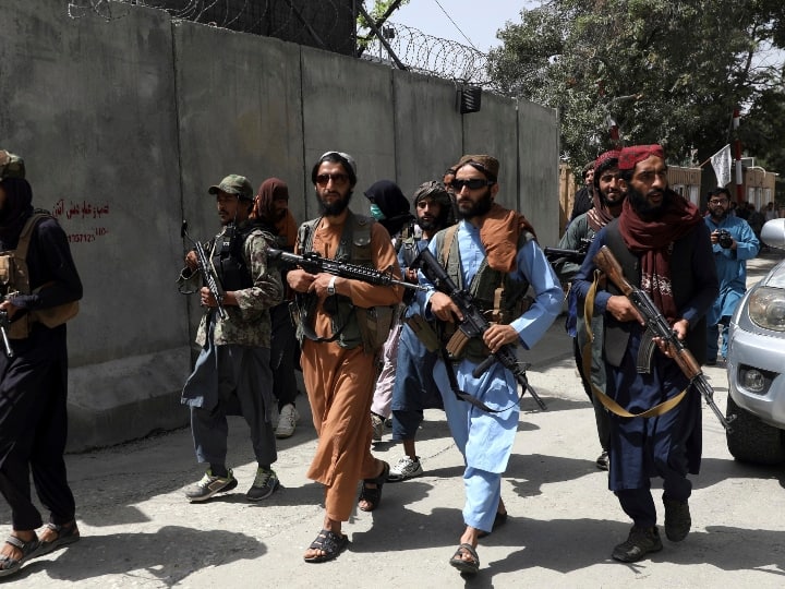 Afghanistan independence day: Many killed in flag waving protests against Taliban स्वतंत्रता दिवस पर अफगानिस्तान का झंडा लेकर लोगों ने किया प्रदर्शन, तालिबान की गोलीबारी में कईयों की मौत