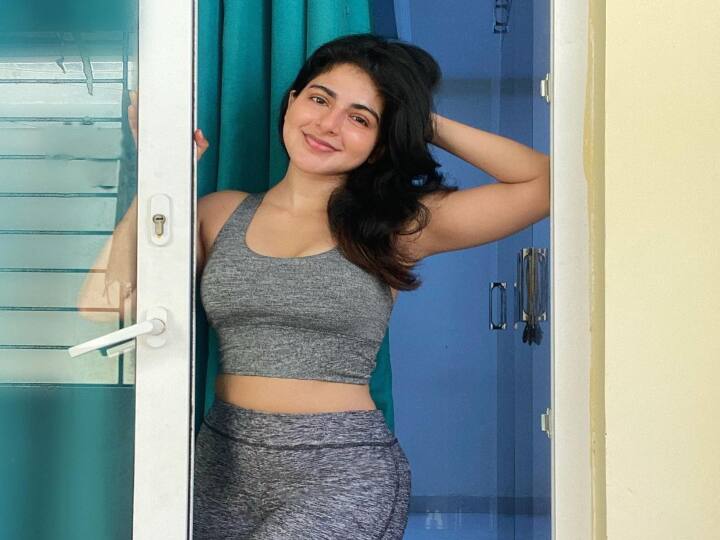 சிறு நூலா துணியில் இருந்து தனியாக விலகி விழுந்து.. மனமிங்கே இளகி போச்சு மெதுவா