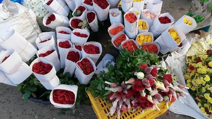 Farmers are happy with the increase in flower prices in Dharmapuri on the occasion of Onam festival ஓணம் பண்டிகையையொட்டி தருமபுரியில் உச்சம் தொட்ட மலர்களின் விலை...! மகிழ்ச்சியில் விவசாயிகள்...!