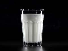 పాలు ఏ వేళలో తాగితే మంచిది? రాత్రి నిద్రపోవడానికి ముందు తాగొచ్చా? ఆయుర్వేదం ఏం చెబుతోంది?