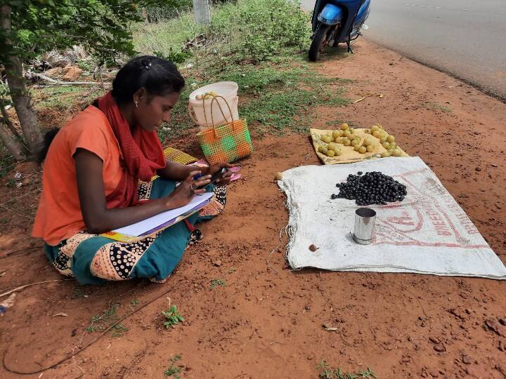karaikudi Student diligently studying online between Fruit sales ‛பழம் விற்றாலும் பலம் இருக்கு’ நாவற்பழம் விற்றுக் கொண்டு ஆன்லைன் வகுப்பில் படிக்கும் மாணவி!