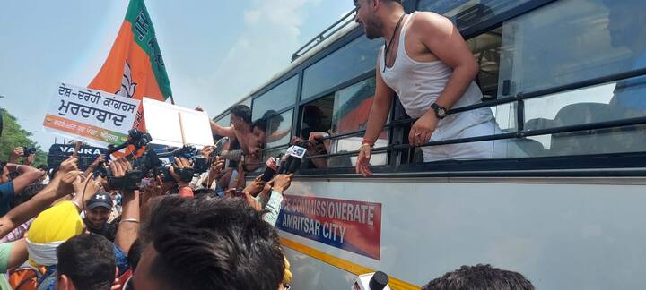 ਨਵਜੋਤ ਸਿੱਧੂ ਨੂੰ ਪਾਕਿਸਤਾਨੀ ਸਮਰਥਕ ਦੱਸ ਕੇ ਭਾਜਪਾ ਯੁਵਾ ਮੋਰਚੇ ਦੇ ਕਾਰਕੁੰਨਾ ਨੇ ਨਾਅਰੇਬਾ ਕੀਤੀ।