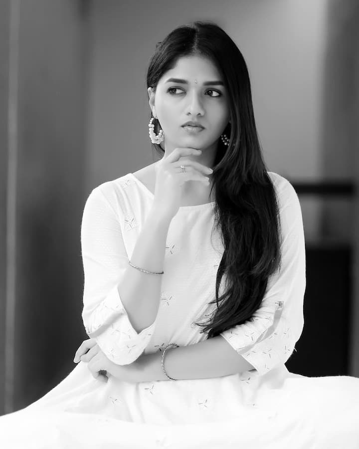 తాజాగా శ్రీవిష్ణు నటించిన ‘రాజ రాజ చోర’ సినిమాలో శ్రీవిష్ణు సరసన మరో హీరోయిన్గా కనిపించింది. ‘‘దీనికి సోల్యూషన్ చెప్పనా’’ అంటూ తన నటనతో ఆకట్టుకుంది. మరి సునయన అందమైన చిత్రాలను చూసేద్దామా.