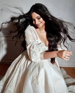 IN PICS | Rhea Kapoor Is A Classy Bride In This Abu Jani Sandeep Khosla Couture