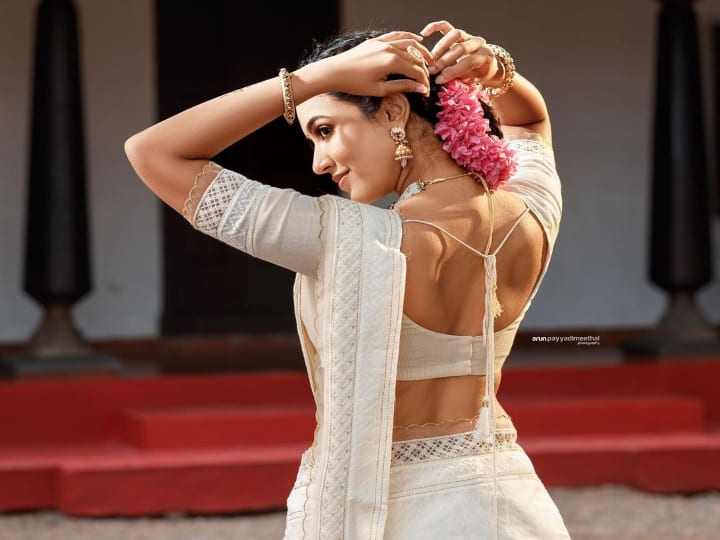 சிரித்த சிரிப்பொலி சிலம்பொலிதான் கழுத்தில் இருப்பது வலம்புரிதான்