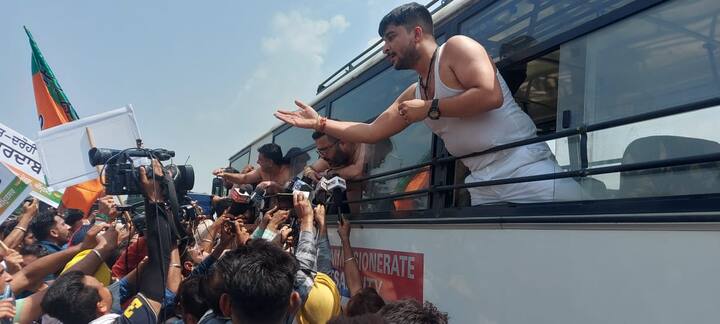 ਸਿੱਧੂ ਦੇ ਨਵੇਂ ਬਣੇ ਸਲਾਹਕਾਰ ਮਾਲਵਿੰਦਰ ਸਿੰਘ ਮਾਲੀ ਵਲੋਂ ਕਸ਼ਮੀਰ ਬਾਬਤ ਦਿੱਤੇ ਬਿਆਨ ਤੋੰ ਭੜਕੇ ਭਾਜਪਾ ਦੇ ਵਰਕਰਾਂ ਨੇ ਅੱਜ ਸਿੱਧੂ ਦੇ ਘਰ ਦੇ ਬਾਹਰ ਰੋਸ ਪ੍ਰਦਰਸ਼ਨ ਕੀਤਾ .