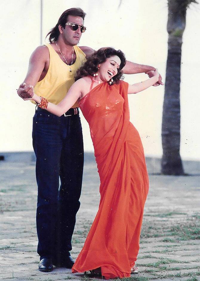 Madhuri Dixit – Sanjay Dutt: फिल्म साजन और खलनायक में माधुरी दीक्षित और संजय दत्त साथ दिखे थे. जितना इन्हें लोगों ने पसंद किया उतना ही ये भी एक दूसरे को करने लगे थे. लेकिन फिर संजय दत्त की जिंदगी ने एक अलग मोड़ लिया. संजय परेशानियों से घिर गए और माधुरी दीक्षित को मजबूरन उनसे दूरी बनानी पड़ी. (फोटो – सोशल मीडिया)