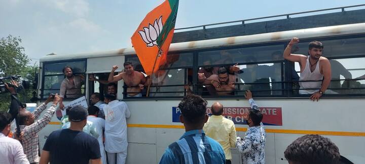 ਪੁਲਿਸ ਨੇ ਬੈਰੀਕੇਡਿੰਗ ਕਰਕੇ ਹੋਲੀ ਸਿਟੀ ਦੇ ਬਾਹਰ ਵੱਡੀ ਸੰਖਿਆ 'ਚ ਪਹੁੰਚੇ ਕਾਰਕੁੰਨਾਂ ਨੂੰ ਰੋਕਿਆ। ਇਸ ਦੌਰਾਨ ਪੁਲਿਸ ਤੇ ਕਾਰਕੁੰਨਾਂ ਦਰਮਿਆਨ ਜ਼ਬਰਦਸਤ ਧੱਕਾ ਮੁੱਕੀ ਵੀ ਹੋਈ।