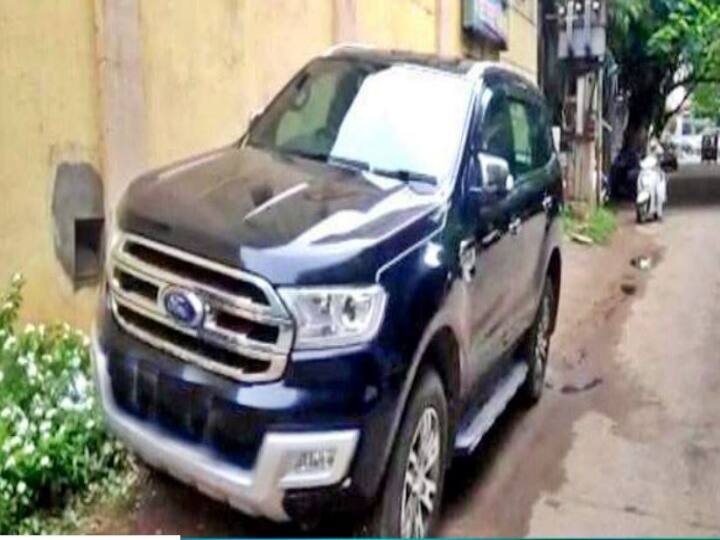 Vijayawada: A man dead body found in parked car, police investigating Vijayawada News: మాచవరంలో పార్క్ చేసిన ఫోర్డ్ కారులో మృతదేహం.. హత్యా లేదా ఆత్మహత్యా అనే కోణంలో దర్యాప్తు