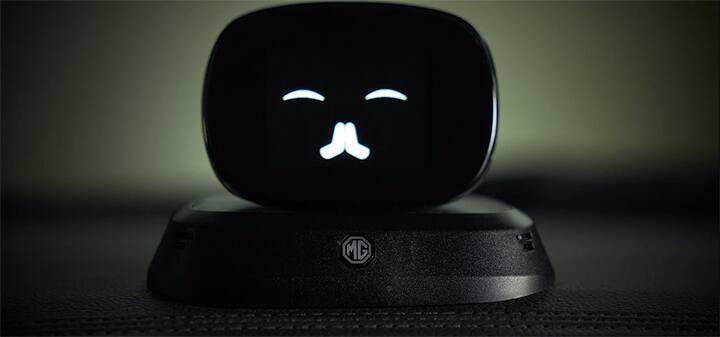 एमजी एस्टरचा हा पर्सनल AI असिस्टंन खूप खास आहे. हे कारच्या डॅशबोर्डवर बसवण्यात आले आहे आणि त्यासोबत एक स्क्रीन देखील देण्यात आली आहे. हे आपल्या व्हॉईस कमांडवर काम करते. आपल्या प्रश्नांची उत्तरे देण्याबरोबरच, सनरूफ उघडणे आणि बंद करणे यासारख्या विविध कामांमध्ये मदत करण्यास सक्षम आहे. पर्सनल AI असिस्टंट अमेरिकेच्या स्टार डिझाईन कंपनीने तयार केले आहे.(photo tweeted by : @MGMotorIn)