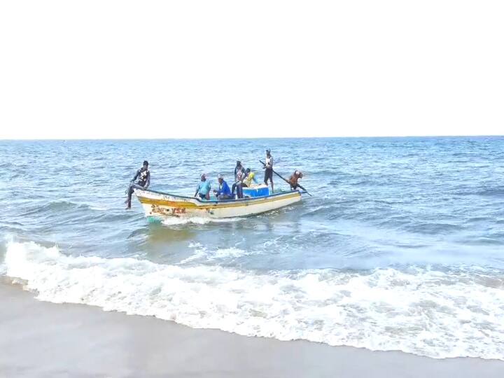 mayiladuthurai fisherman dies after falling into sea மயிலாடுதுறையில் கட்டுமரம் கவிழ்ந்ததில் மீனவர் உயிரிழப்பு