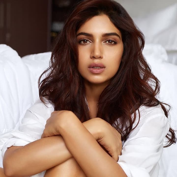 Bhumi Pednekar Bikini Photo: बॉलीवुड एक्ट्रेस भूमि पेडनेकर अकस्र अपनी तस्वीरों को लेकर चर्चा में रहती हैं. हाल ही में उन्होंने सोशल मीडिया पर बिकिनी फोटोज शेयर की है जिसमें भूमि ने चॉकलेटी बिकनी सेट में अपनी टोंड बॉडी को फ्लॉन्ट किया है. उन्होंने इसे मैचिंग क्यूट हैट के साथ जोड़ा है.