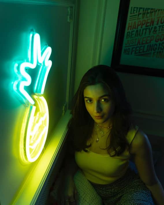 Alia Bhatt's room full of darkness was beautifully lit, the actress shared the photo in a different style, she looked very beautiful c85f3dafcdc31ff846c993a82ca1282ce4c2c