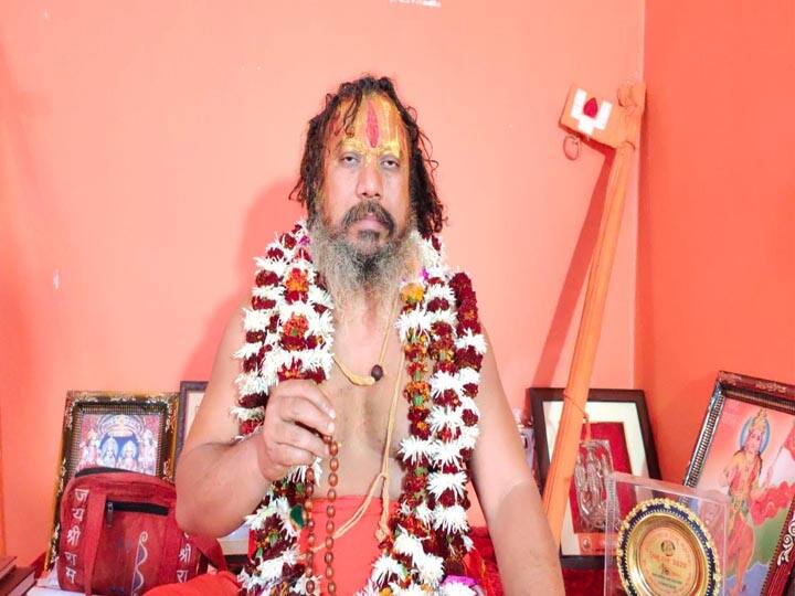 ओवैसी के पोस्टर से भड़के अयोध्या के संत, कहा- शहर में घुसने नहीं देंगे अगर ये नहीं हटाया गया