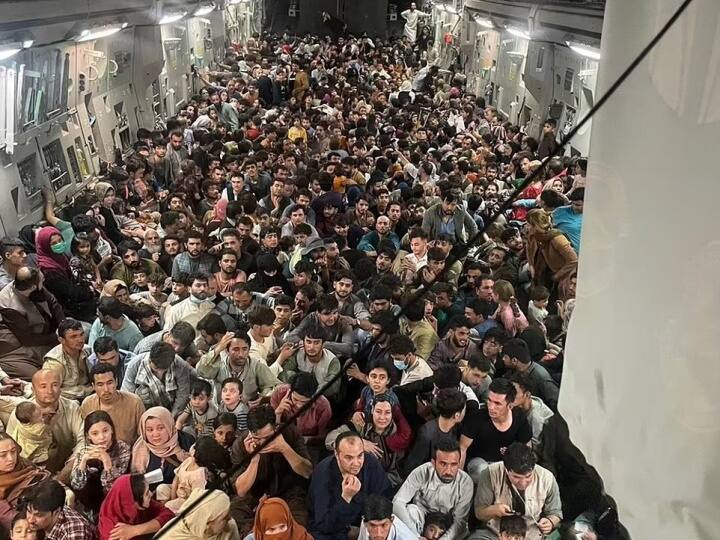 Afghanistan Crisis: horrifying images of afghan nationals in US aircraft, people's reaction Afghanistan Crisis: बेहद डरावनी हैं अफगानी नागरिकों की बेबसी की ये तस्वीर, दुनियाभर से आ रहे हैं रिऐक्शन