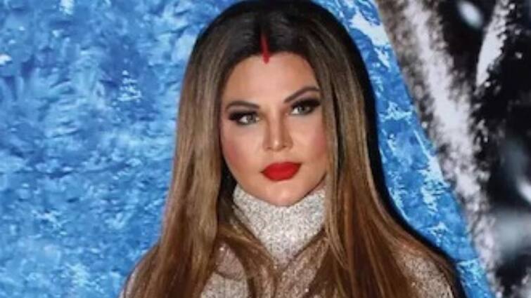 Rakhi Sawant goes on hunger strike in superhero costume in front of Bigg Boss OTT set entrance Bigg Boss OTT: সুপারহিরো কস্টিউমে 'অনশন' রাখি সাওয়ান্তের, ক্ষোভ প্রকাশ 'বিগ বস ওটিটি'-এর বিরুদ্ধে