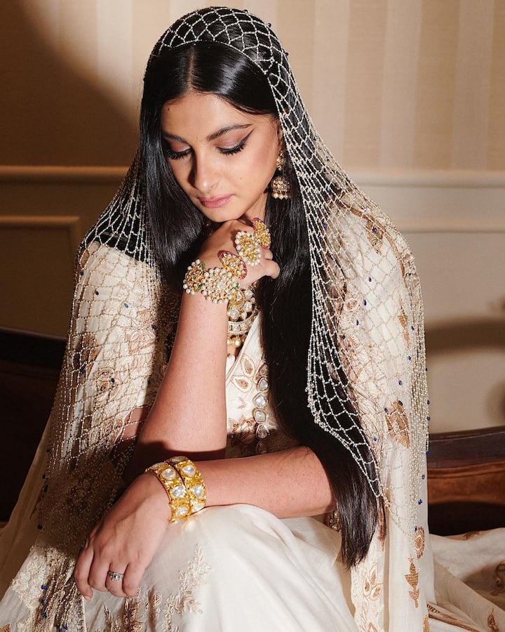 Known for having an incredible fashion sense, Rhea Kapoor ditched the traditional bridal look and instead opted to wear a white chanderi saree by designer Anamika Khanna for her big day. (Image courtesy - @rheakapoor/Instagram)