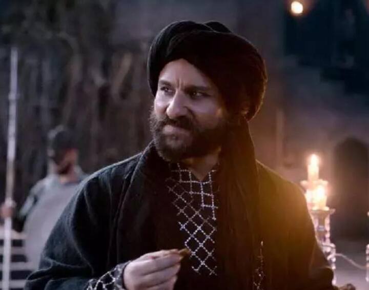 सैफ अली खान: फिल्म ओमकारा में निगेटिव किरदार निभाने वाले सैफ ने करियर में दूसरी बार निगेटिव किरदार फिल्म तान्हाजी: द अनसंग वॉरियर में निभाया था. वह उदयभान सिंह राठौर के किरदार में काफी जंचे थे.