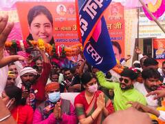 Prayagraj: जनता के सामने अनुप्रिया पटेल ने की सरकार की सराहना, हुआ भव्य स्वागत| ABP Ganga Hindi