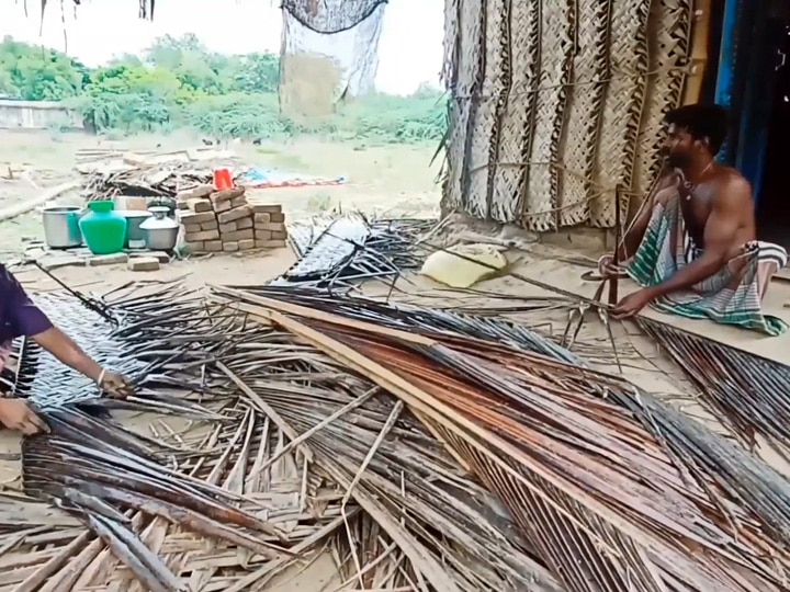 அரசு உதவியை எதிர்பார்த்து தென்னங்கீற்றுகளில் நம்பிக்கையை முனையும் மாற்றுத்திறனாளி தம்பதிகள்...!