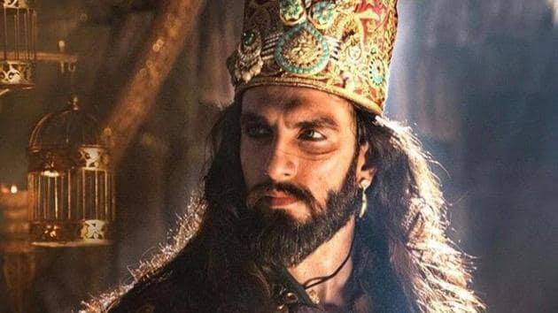 रणवीर सिंह: रणवीर ने संजय लीला भंसाली की फिल्म पद्मावत में अलाउद्दीन खिलजी का निगेटिव किरदार निभाकर सबको जता दिया था कि वह वर्सटाइल एक्टर हैं और हर किरदार को ऑन स्क्रीन बखूबी निभा सकते हैं.