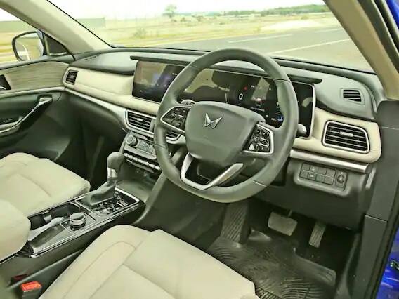 XUV700 ਦਾ ਅੰਦਰੂਨੀ ਹਿੱਸਾ ਹੋਰ ਵੀ ਪ੍ਰਭਾਵਸ਼ਾਲੀ ਹੈ ਤੇ ਜੋ ਕੁਝ ਅਸੀਂ ਮਹਿੰਦਰਾ ਤੋਂ ਵੇਖਿਆ ਹੈ ਉਸ ਤੋਂ ਉਲਟ ਹੈ। ਅਜਿਹਾ ਲਗਦਾ ਹੈ ਕਿ ਇਹ ਇੱਕ ਲਗਜ਼ਰੀ ਕਾਰ ਨਾਲ ਸਬੰਧਤ ਹੈ ਜਿਸ ਵਿੱਚ ਦੋਹਰੇ ਡਿਸਪਲੇਅ ਹਨ; ਜਿਨ੍ਹਾਂ ਵਿੱਚੋਂ ਇੱਕ ਡਰਾਈਵਰ ਦੇ ਸਾਹਮਣੇ ਹੈ।