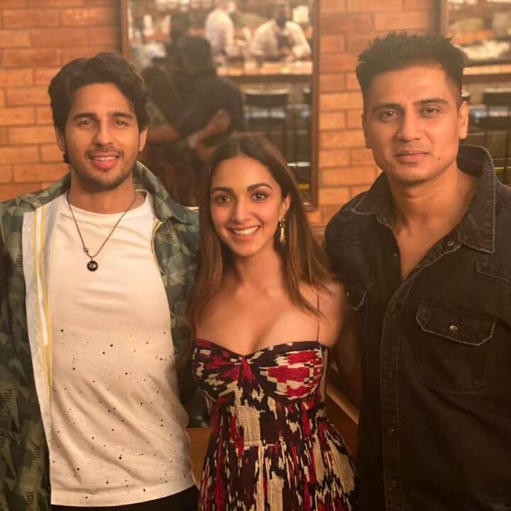 दर्शक इस फिल्म की खूब तारीफ कर रहे हैं. इन तीनों स्टार्स की जोड़ी को भी खूब प्यार मिल रहा है.