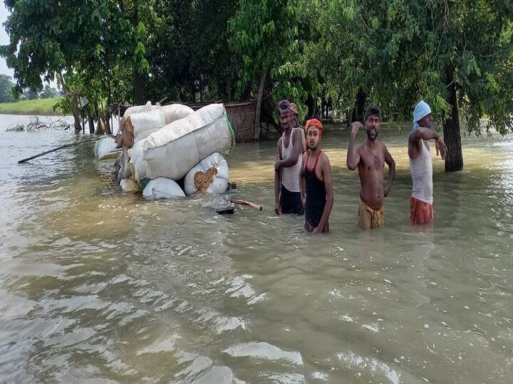 Bihar Flood: Boat full of cattle feed submerged in Baya river, SDRF's readiness saved life ann Bihar Flood: बाया नदी में डूबी पशुओं के चारे से भरी नाव, SDRF की तत्परता से बची लोगों की जान