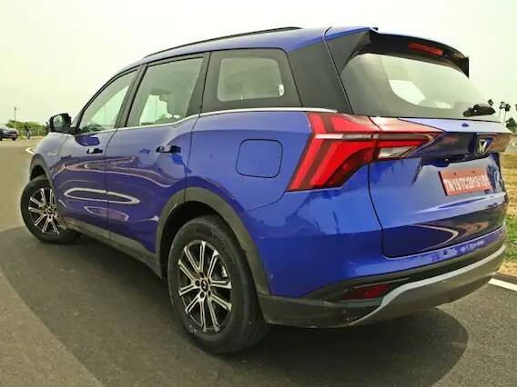 ਮਹਿੰਦਰਾ XUV700 SUV ਦੇ ਚਾਰ ਵੇਰੀਐਂਟਸ ਦੀ ਕੀਮਤ ਵੀ ਸਾਹਮਣੇ ਆਈ ਹੈ, ਜਿਸ ਵਿੱਚ ਪੈਟਰੋਲ ਦੇ ਬੇਸ ਵੇਰੀਐਂਟ ਯਾਨੀ ਕਿ MX ਗੈਸੋਲੀਨ ਦੀ ਕੀਮਤ 11.99 ਲੱਖ ਰੁਪਏ ਹੈ। ਐਮਐਕਸ ਡੀਜ਼ਲ ਦੀ ਕੀਮਤ 12.49 ਲੱਖ ਰੁਪਏ ਤੈਅ ਕੀਤੀ ਗਈ ਹੈ। ਇਸ ਤੋਂ ਇਲਾਵਾ AdrenoX AX3 ਗੈਸੋਲੀਨ ਵੇਰੀਐਂਟ ਦੀ ਕੀਮਤ 13.99 ਲੱਖ ਰੁਪਏ ਹੈ। ਇਸ ਦੇ ਨਾਲ ਹੀ AdrenoX AX5 ਗੈਸੋਲੀਨ ਦੀ ਕੀਮਤ 14.99 ਰੁਪਏ ਹੈ। ਇਸ ਕਾਰ ਦੀ ਵਿਕਰੀ ਅਕਤੂਬਰ ਦੇ ਆਸਪਾਸ ਹੋ ਸਕਦੀ ਹੈ।