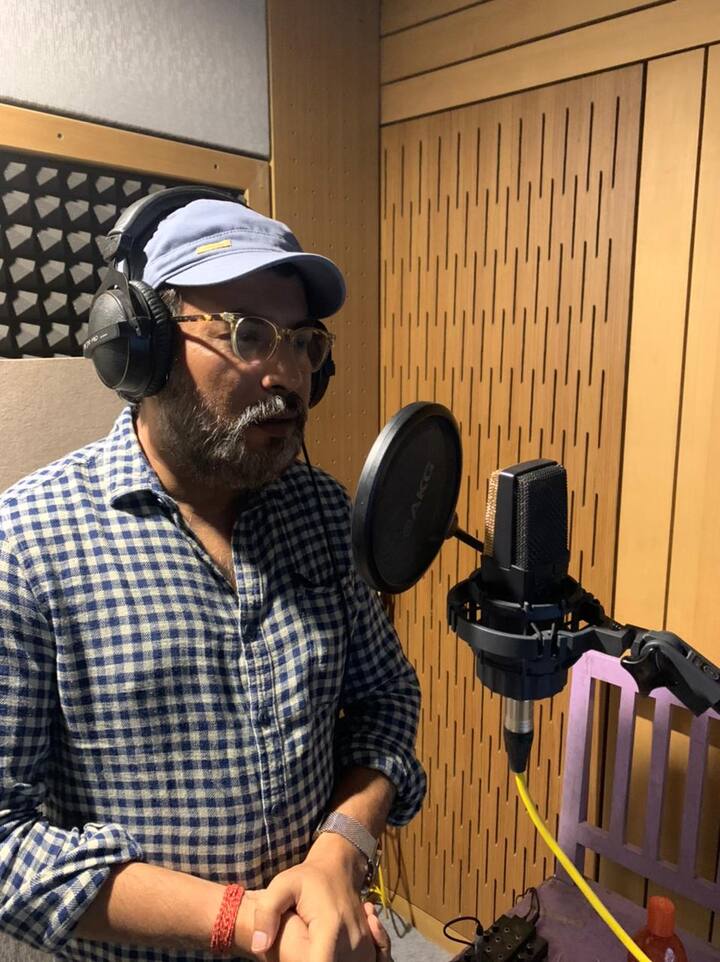 দক্ষিণ কলকাতার একটি স্টুডিওতে বেশ আড্ডার মেজাজেই চলছিল ডাবিং-এর কাজ।