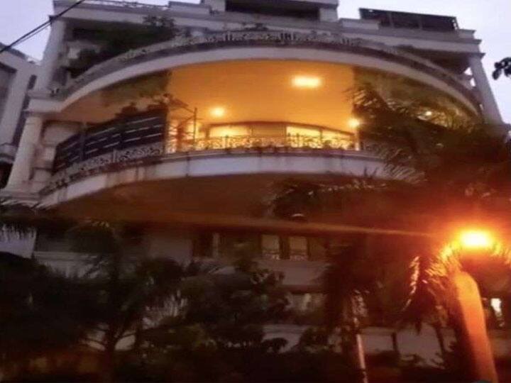 बॉलीवुड एक्ट्रेस जैकलीन फर्नांडीज ने अपने यूट्यूब चैनल पर कुछ नए व्लॉग साझा किए हैं, जिससे फैन्स को उनके अपार्टमेंट को अंदर से देखने का मौका मिल रहा है. जैकलीन हाल ही में मुंबई के जुहू इलाके में एक नए घर में शिफ्ट हुई हैं. संयोग से ये वही घर है जहां प्रियंका चोपड़ा शादी के समय रहती थीं.