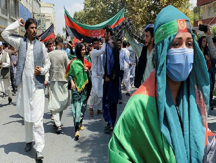 અફઘાનિસ્તાનમાં સેંકડો પ્રદર્શનકારી કાબુલમાં રાષ્ટ્રધ્વજ લહેરાવતા જોવા મળ્યાં. તેઓ ‘હમારી પહેચાન, હમારે નારે’ લગાવતા જોવા મળ્યાં. વિરોધ પ્રદર્શન દરમિયાન થયેલા ફાયરિંગમાં 3 નાગરિકોના મોત થઇ ગયા છે.
