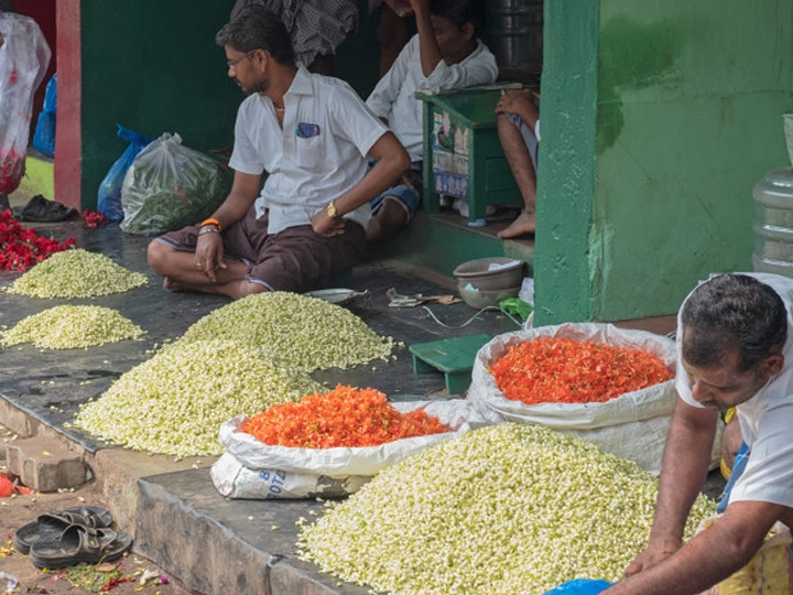 பூக்கள் விலை என்ன தெரியுமா? விலையை கேட்டால் தலை சுற்றும்!