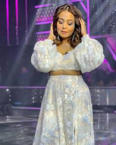 उफ्फ तेरी अदा: खुले कर्ली बाल, लंबे ईयरिंग्स, नाक की बाली और चेहरे से टपकता नूर...परियों सी दिखीं Neha Kakkar, नशीली आंखों ने कर दिया मदहोश