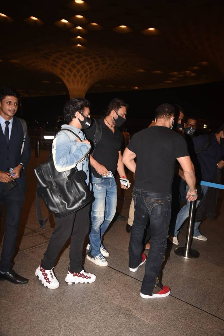 आपको बता दें कि सलमान खान शुक्रवार को टाइगर 3 की शूटिंग के लिए रवाना हुए हैं. सलमान के साथ साथ कैटरीना कैफ भी गई हैं उन्हें भी इस दौरान एयरपोर्ट पर ही स्पॉट किया गया.
