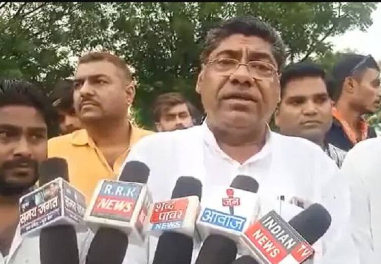 BJP leader from Madhya Pradesh asks reporter to go to Afghanistan when asked about high inflation and petrol price hike ’ஆப்கானிஸ்தானுக்குப் போங்க!’ - பெட்ரோல் விலை உயர்வு குறித்த கேள்விக்கு பாஜக பிரமுகர் சர்ச்சை பதில்!