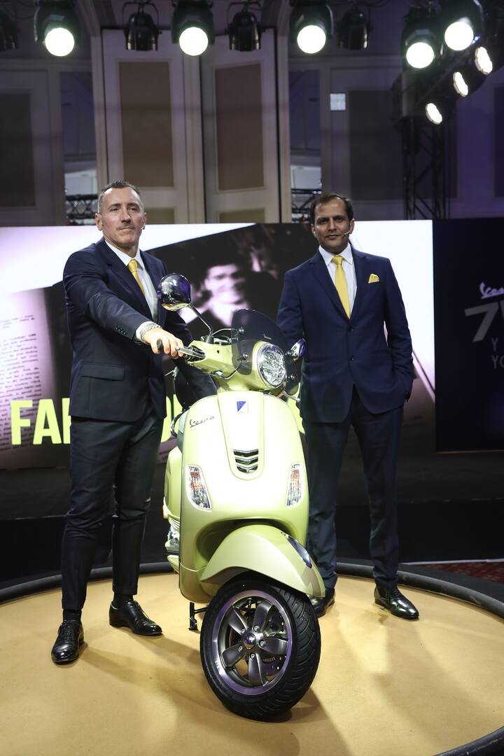 Piaggio ਨੇ ਭਾਰਤੀ ਬਾਜ਼ਾਰ ਵਿੱਚ ਵੈਸਪਾ ਦਾ ਲਿਮਟਿਡ ਐਡੀਸ਼ਨ ਲਾਂਚ ਕੀਤਾ ਹੈ। ਦਰਅਸਲ, ਵੈਸਪਾ ਬ੍ਰਾਂਡ ਦੇ 75 ਸਾਲ ਪੂਰੇ ਹੋਣ ਦੀ ਖੁਸ਼ੀ ਵਿੱਚ, ਪਿਆਜੀਓ ਨੇ ਇਹ ਸਕੂਟਰ ਲਾਂਚ ਕੀਤਾ ਹੈ।