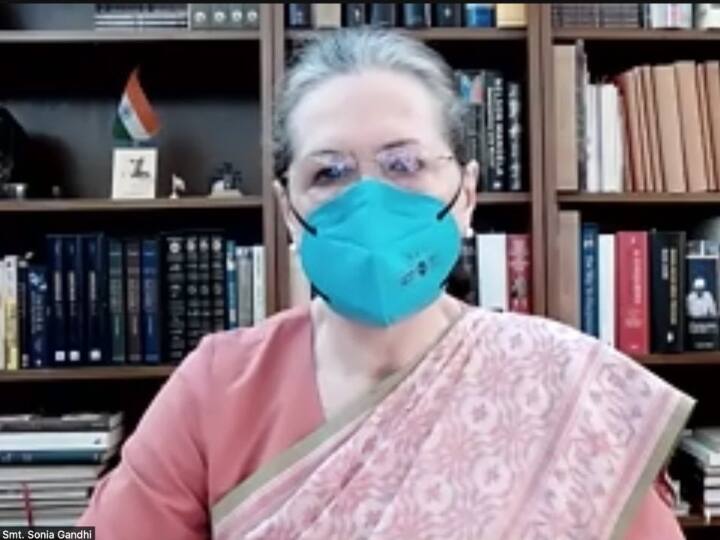 विपक्षी दलों की एकजुटता को लेकर कांग्रेस अध्यक्ष सोनिया गांधी ने शुक्रवार को बैठक बुलाई. इस बैठक में कांग्रेस समेत 19 दलों के वरिष्ठ नेता शामिल हुए. इस दौरान सोनिया गांधी ने कहा कि सभी अपनी मजबूरियों से ऊपर उठें और 2024 में देश को संविधान में विश्वास करने वाली सरकार दें.