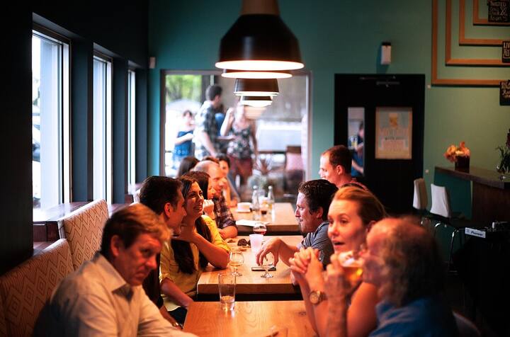 খেতে খেতে কথা বললে বা অন্যকাজ করলে খাবার ঠিক মতো হজম হয় না। ফলে শরীরে পুষ্টিগুণও পৌঁছয় না। এই কারণেও বারবার খিদে পায়।