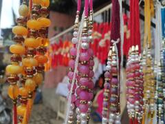 In Pics | यंदा भाऊरायांची होणार चंगळ! रक्षाबंधनला वडापाव, मसाला डोसापासून लॅपटॉप, फुटबॉलपर्यंत अनेक गोष्टी मिळणार