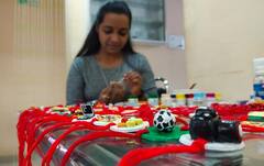 In Pics | यंदा भाऊरायांची होणार चंगळ! रक्षाबंधनला वडापाव, मसाला डोसापासून लॅपटॉप, फुटबॉलपर्यंत अनेक गोष्टी मिळणार