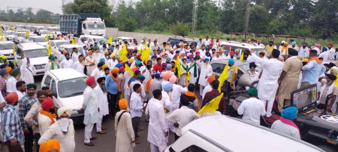 Sugarcane farmers stage protest on national highway, jamming several kilometres ਗੰਨਾ ਕਿਸਾਨਾਂ ਨੇ ਲਾਇਆ ਕੌਮੀ ਮਾਰਗ 'ਤੇ ਧਰਨਾ, ਕਈ-ਕਈ ਕਿਲੋਮੀਟਰ ਲੱਗਾ ਜਾਮ